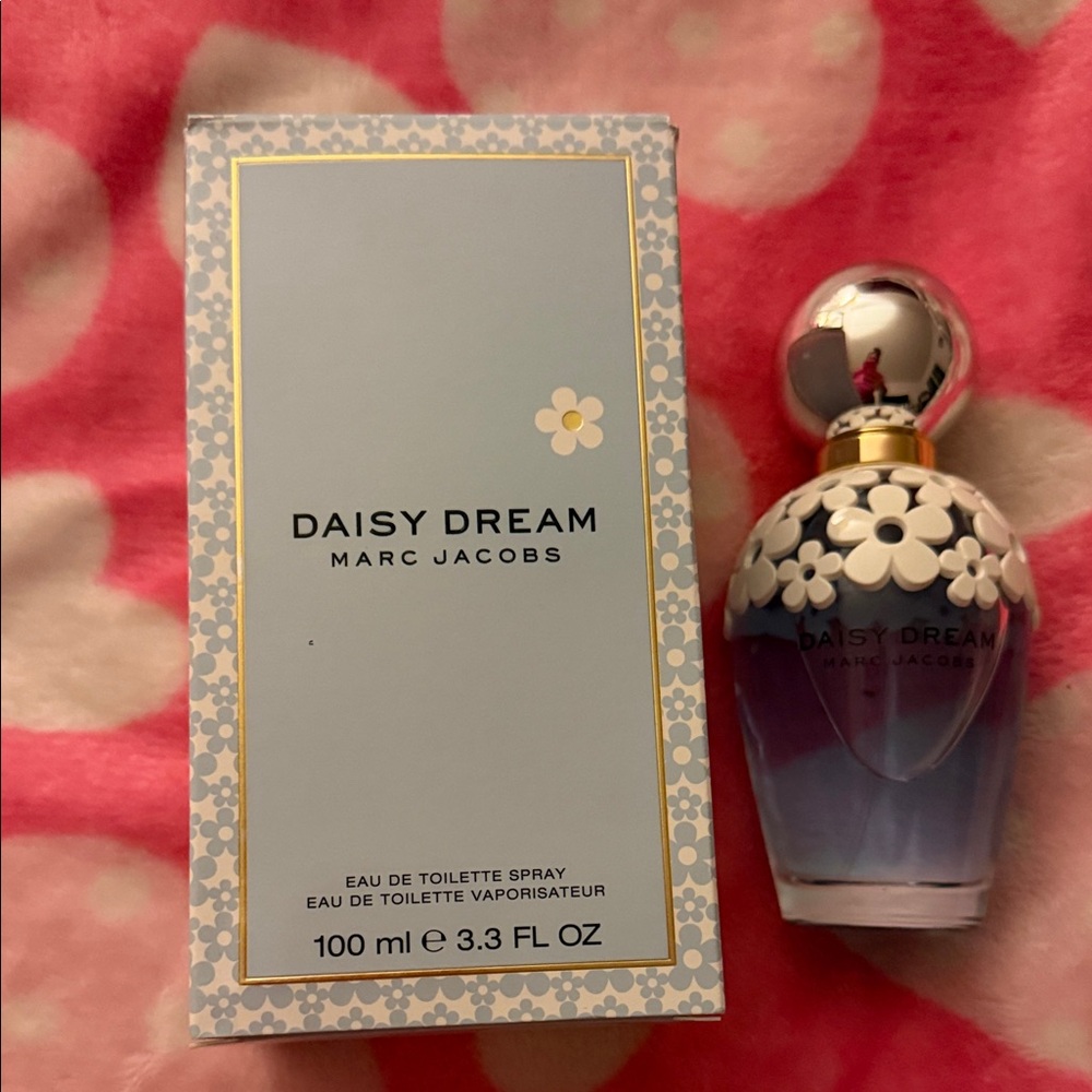 Marc Jacobs Daisy Dream Light Blue Floral Bottle with Silver Cap